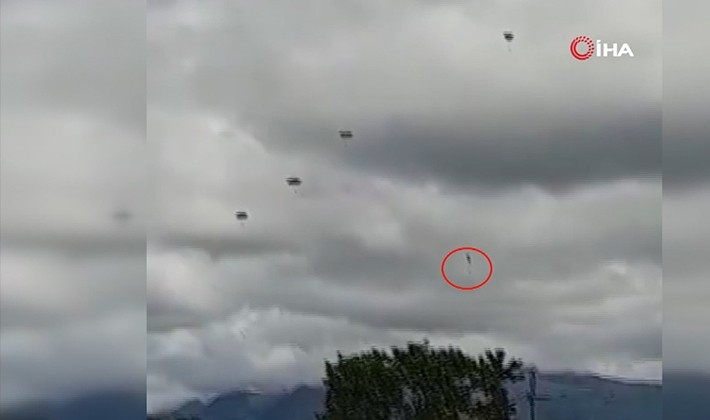 Kolombiya'da paraşütü açılmayan asker yere çakıldı, o anlar kameraya yansıdı