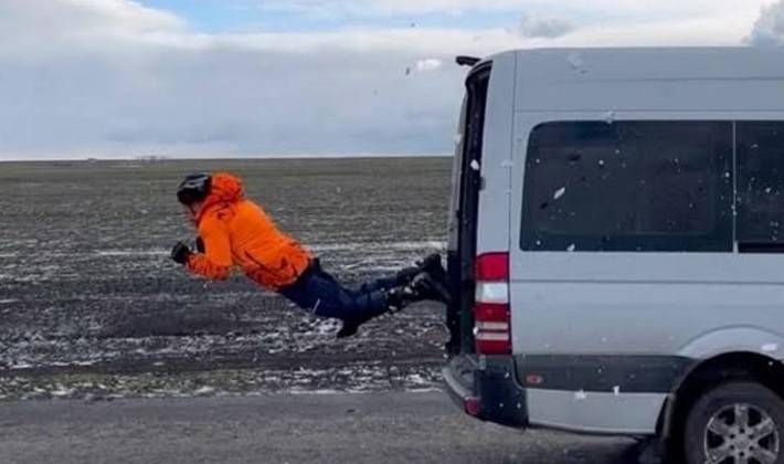 Rus dublör 80 km hızla giden minibüsün içinden mermi gibi geçti