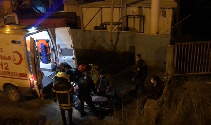 Karşı şeride geçmek isteyen tır şarampole uçtu: 1 yaralı